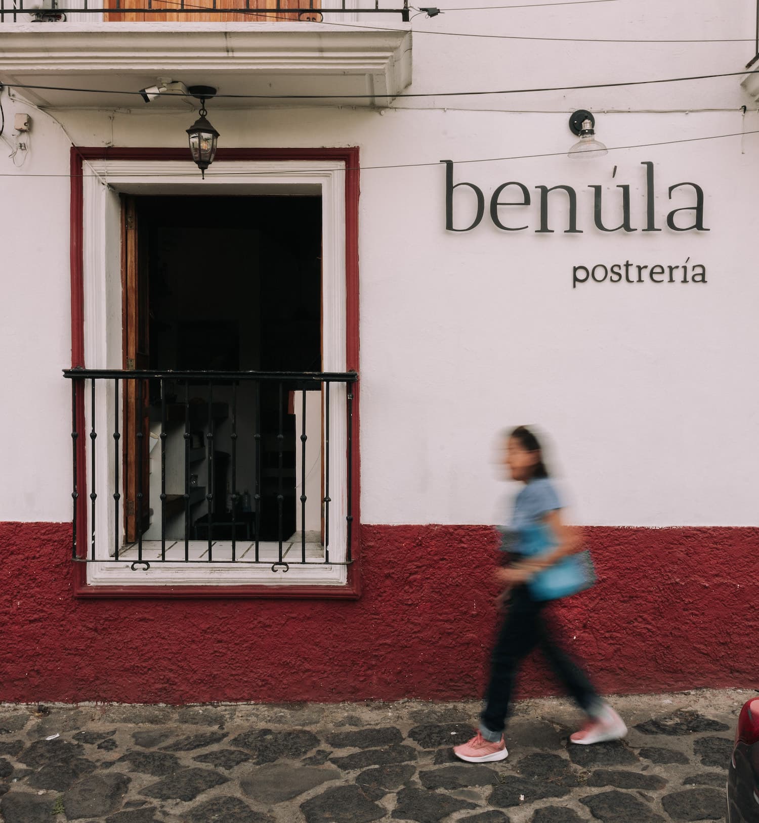 Una chica caminando afuera de benúla